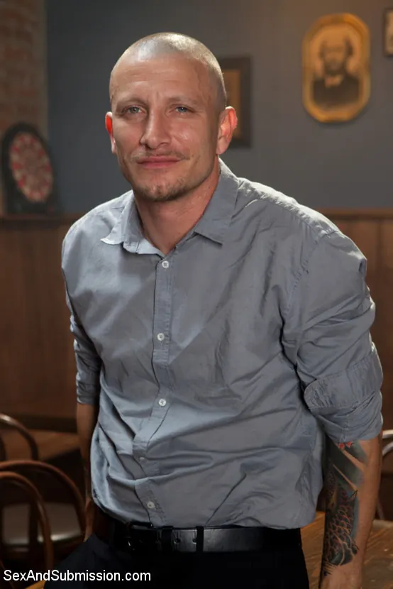 Kink 'Nena de culo grande cautiva follada por el culo' protagonizando AJ Applegate (foto 1)