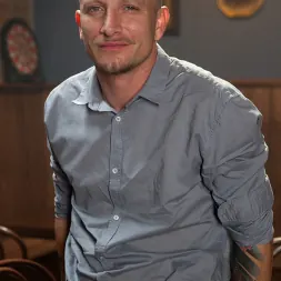 AJ Applegate en 'Kink' Nena de culo grande cautiva follada por el culo (Miniatura 1)