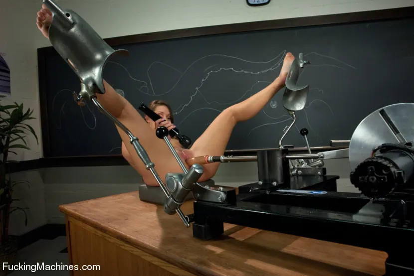 Kink '23 años son los nuevos 18. Dulce chica follada hasta el éxtasis por MÁQUINAS' protagonizando Abby Cross (foto 12)