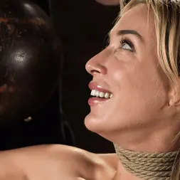 Aiden Ashley に 'Kink' ボンデージ・スラット、エイデン・アシュリー (サムネイル 2)