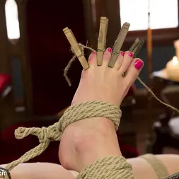 Aiden Starr en 'Kink' Tortura de pies lésbica (Miniatura 7)