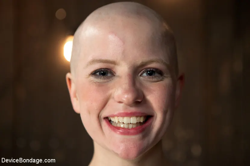 Alani Pi en '- Head Shaved Slut Live Show - Part 1' from 'Kink' (foto 6) Kink '- Head Shaved Slut Live Show - Part 1' protagonizando Alani Pi (foto 6)