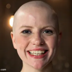 Alani Pi に - Head Shaved Slut Live Show - Part 1 (写真 6) Alani Pi に 'Kink' - Head Shaved Slut Live Show - Part 1 (サムネイル 6)