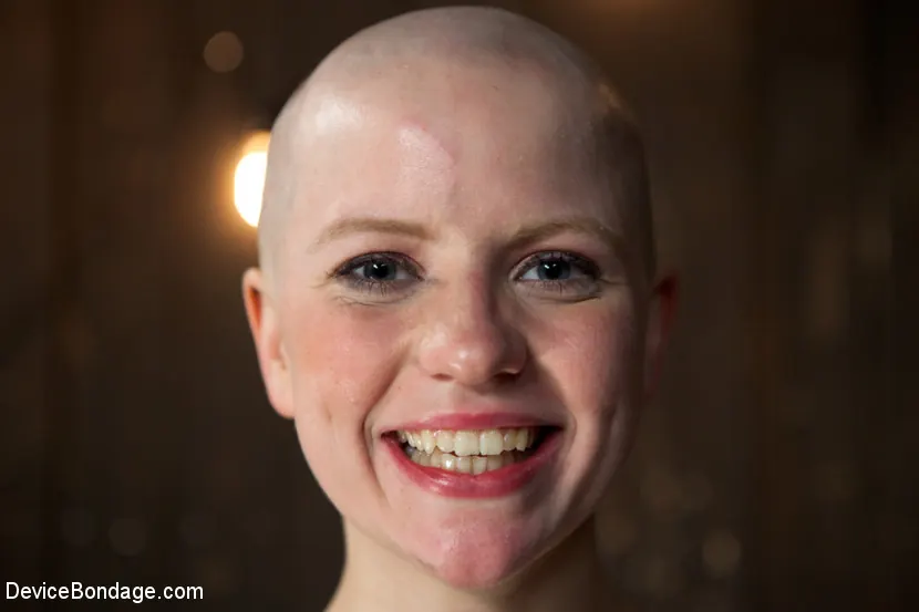 Alani Pi に '- Head Shaved Slut Live Show - Part 4' from 'Kink' (写真 13) Kink '- Head Shaved Slut Live Show - Part 4' 主演 Alani Pi (写真 13)