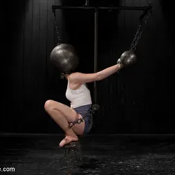 Alani Pi に Exposed and Vulnerable (写真 2) Alani Pi に 'Kink' Exposed and Vulnerable (サムネイル 2)