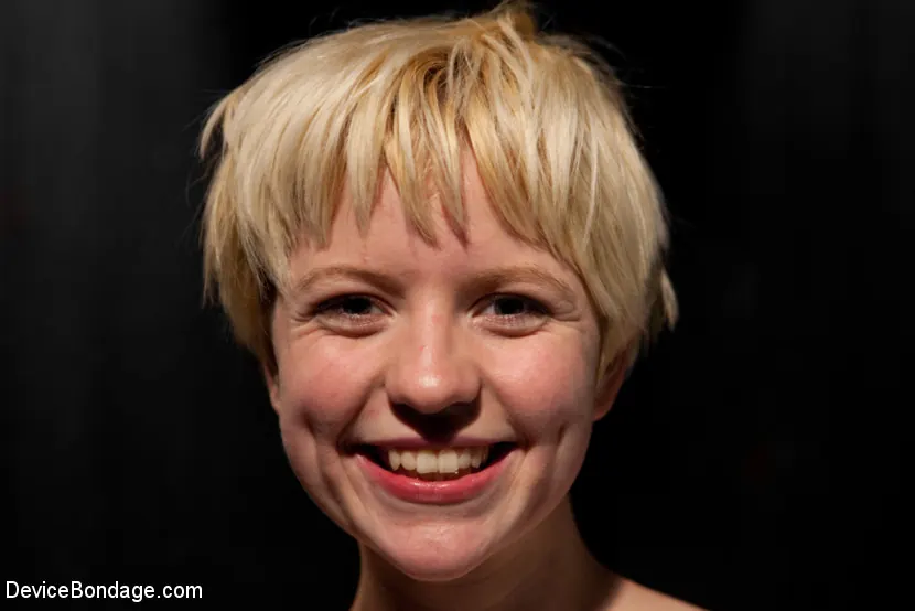 Kink 'Exposed and Vulnerable' 主演 Alani Pi (写真 15)