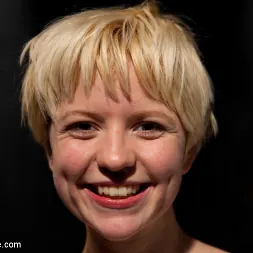 Alani Pi に Exposed and Vulnerable (写真 15) Alani Pi に 'Kink' Exposed and Vulnerable (サムネイル 15)