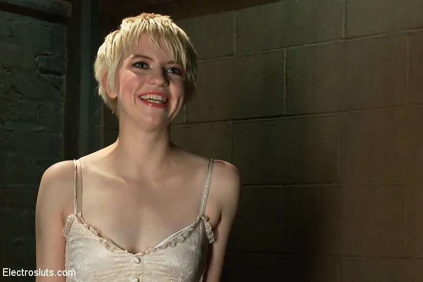 Alani Pi に '銅によるカミング' from 'Kink' (写真 12) Kink '銅によるカミング' 主演 Alani Pi (写真 12)