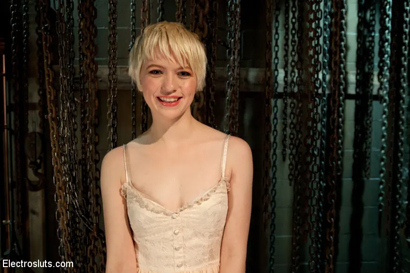 Kink '電気チェーンは彼女の捕虜を保つ' 主演 Alani Pi (写真 2)