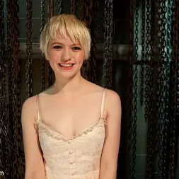 Alani Pi に 'Kink' 電気チェーンは彼女の捕虜を保つ (サムネイル 2)