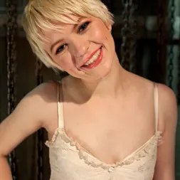 Alani Pi に 'Kink' 電気チェーンは彼女の捕虜を保つ (サムネイル 3)