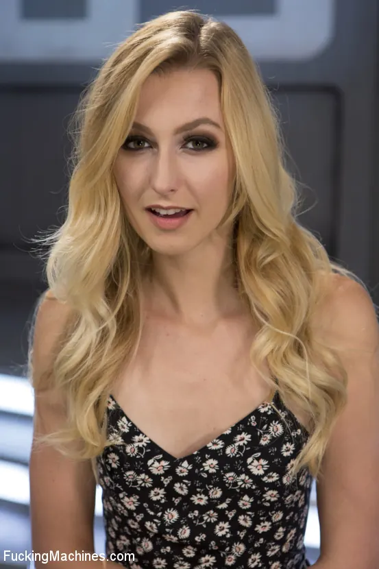 Kink '¡Una pequeña rubia recién llegada folla las máquinas como una profesional!' protagonizando Alexa Grace (foto 16)