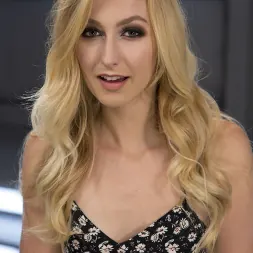 Alexa Grace en 'Kink' ¡Una pequeña rubia recién llegada folla las máquinas como una profesional! (Miniatura 16)