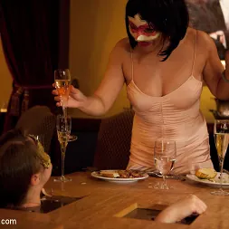 Alexxa Bound en Cena comunitaria (foto 10) Alexxa Bound en 'Kink' Cena comunitaria (Miniatura 10)