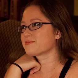 Alexxa Bound en Cena comunitaria (foto 20) Alexxa Bound en 'Kink' Cena comunitaria (Miniatura 20)