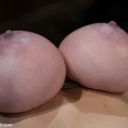 Alia Janine en 'Kink' Huge Honking Tits (Miniatura 10)