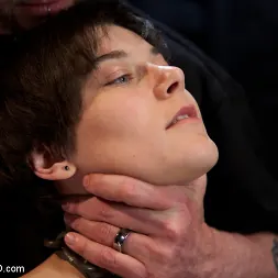 Alice Kingsnorth en Día 2 de los esclavos abandonados (foto 2) Alice Kingsnorth en 'Kink' Día 2 de los esclavos abandonados (Miniatura 2)