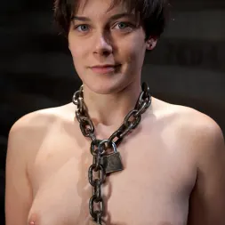 Alice Kingsnorth en Día 2 de los esclavos abandonados (foto 4) Alice Kingsnorth en 'Kink' Día 2 de los esclavos abandonados (Miniatura 4)