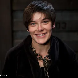 Alice Kingsnorth en Día 2 de los esclavos abandonados (foto 5) Alice Kingsnorth en 'Kink' Día 2 de los esclavos abandonados (Miniatura 5)