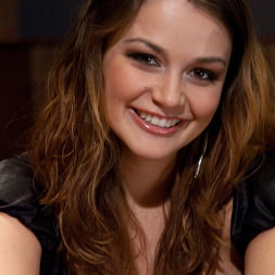 Allie Haze に 'Kink' バーでのアナルファック (サムネイル 2)