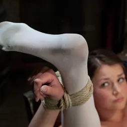 Allie Haze en 'Kink' ¡Nuestra pequeña y linda coleta está atada como una zorra, azotada y follada con los dedos hasta que eyacula! (Miniatura 10)