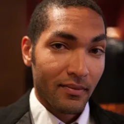 Allie James en 'Kink' Tres hermosas zorras piden una polla a la casa (Miniatura 21)