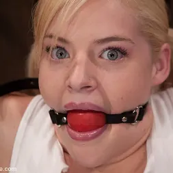 Ally Ann en 'Kink' 19 year old blond hottie in pigtails. (Miniatura 1)