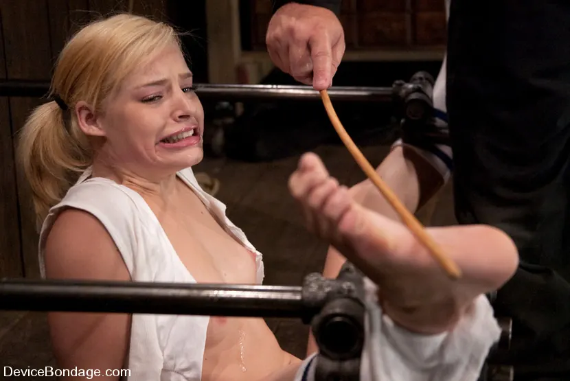 Ally Ann に '19 year old blond hottie in pigtails.' from 'Kink' (写真 4) Kink '19 year old blond hottie in pigtails.' 主演 Ally Ann (写真 4)