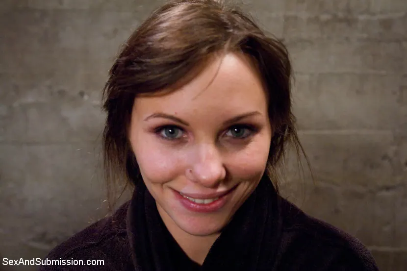 Alysa に 'ロシアのスパイ' from 'Kink' (写真 16) Kink 'ロシアのスパイ' 主演 Alysa (写真 16)