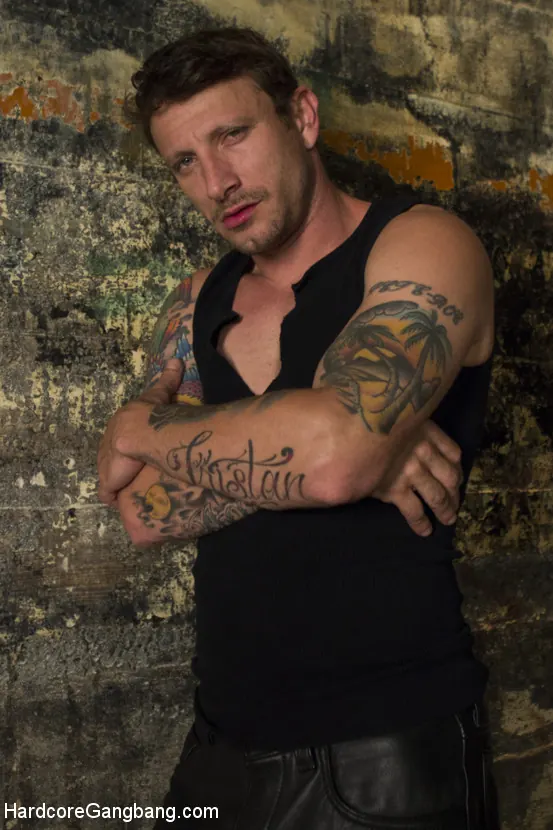 Amara Romani en '¡Puta sucia del sótano follada implacablemente con 5 pollas!' from 'Kink' (foto 17) Kink '¡Puta sucia del sótano follada implacablemente con 5 pollas!' protagonizando Amara Romani (foto 17)