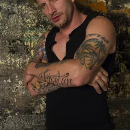 Amara Romani en ¡Puta sucia del sótano follada implacablemente con 5 pollas! (foto 17) Amara Romani en 'Kink' ¡Puta sucia del sótano follada implacablemente con 5 pollas! (Miniatura 17)