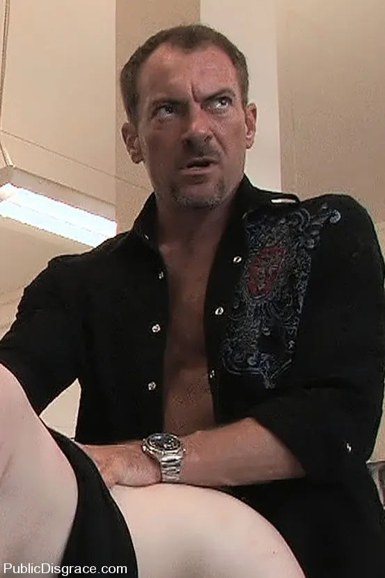 Amber Keen に '赤毛のブックワームは、書店で屈辱を受け、犯される!' from 'Kink' (写真 2) Kink '赤毛のブックワームは、書店で屈辱を受け、犯される!' 主演 Amber Keen (写真 2)