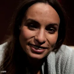 Amber Rayne en Amber Rayne, indefensa y encadenada (foto 15) Amber Rayne en 'Kink' Amber Rayne, indefensa y encadenada (Miniatura 15)