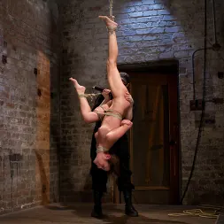 Amber Rayne に 'Kink' Live Show Part 1 - Brutal Single Ankle Suspension (サムネイル 12)