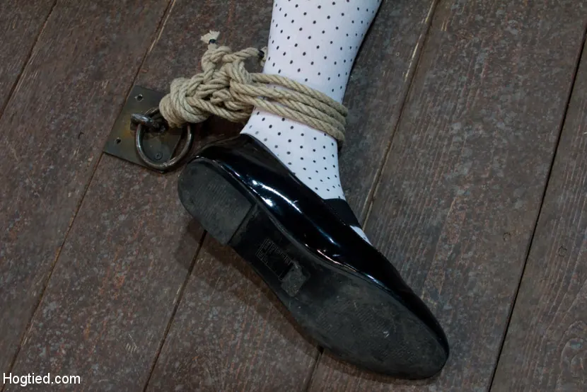 Kink '隣の女の子はひどく縛られていて、白いパンティーは裂かれ、娼婦のようにザーメンをした。' 主演 Amber Rayne (写真 13)