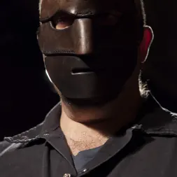 Amy Faye に 'Kink' 女の子の次のドアは娼婦のように縛られ、苦しんでいる！ (サムネイル 1)