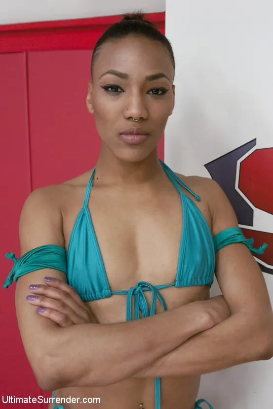 Kink '4 luchadoras sexys luchan en un combate de lucha libre erótica 100% competitivo' protagonizando Ana Foxxx (foto 18)