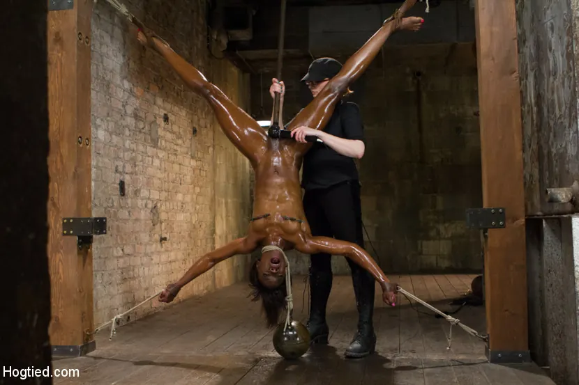 Kink '元滑走路モデルTamed  -  Ana Foxxx' 主演 Ana Foxxx (写真 7)