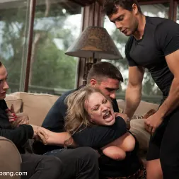 Andrea Acosta en 'Kink' ¡¡¡Hermanastras guarrillas son folladas en grupo por 8 hombres!!! (Miniatura 1)