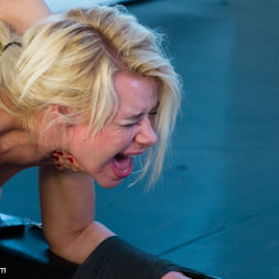 Anikka Albrite に 'Kink' ショッキングな痛みを伴うエレクトリックファック！ (サムネイル 3)