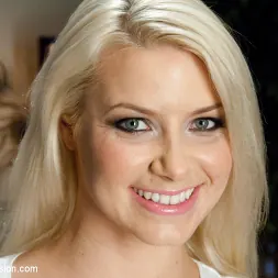 Anikka Albrite に 'Kink' 事故：ブロンドの爆弾が手をつけて無慈悲に犯された！ (サムネイル 2)