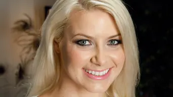 Anikka Albrite に '事故：ブロンドの爆弾が手をつけて無慈悲に犯された！'