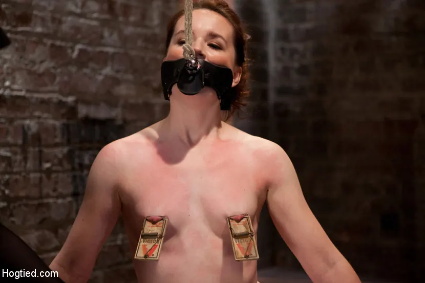 AnnaBelle Lee en '- Red Headed Slut - Live Show Part 1' from 'Kink' (foto 16) Kink '- Red Headed Slut - Live Show Part 1' protagonizando AnnaBelle Lee (foto 16)