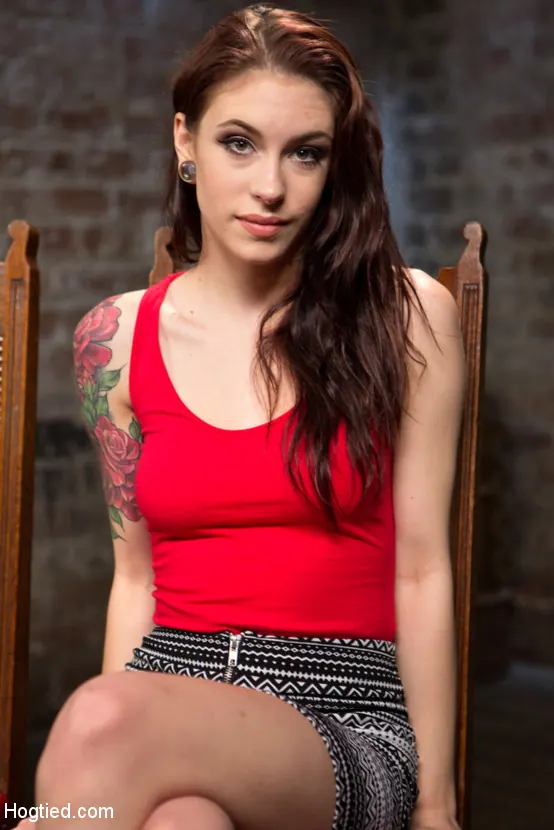 Kink 'Dos putas en apuros, atormentadas y obligadas a lamer coños' protagonizando Anna De Ville (foto 18)