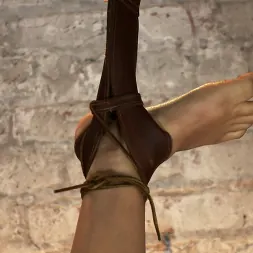 Annie Cruz に 'Kink' 猫の鞭打ち、缶詰、乳首の拷問、顔のクソ、指のクソと2つの大量の潮吹きオーガズム！ (サムネイル 4)