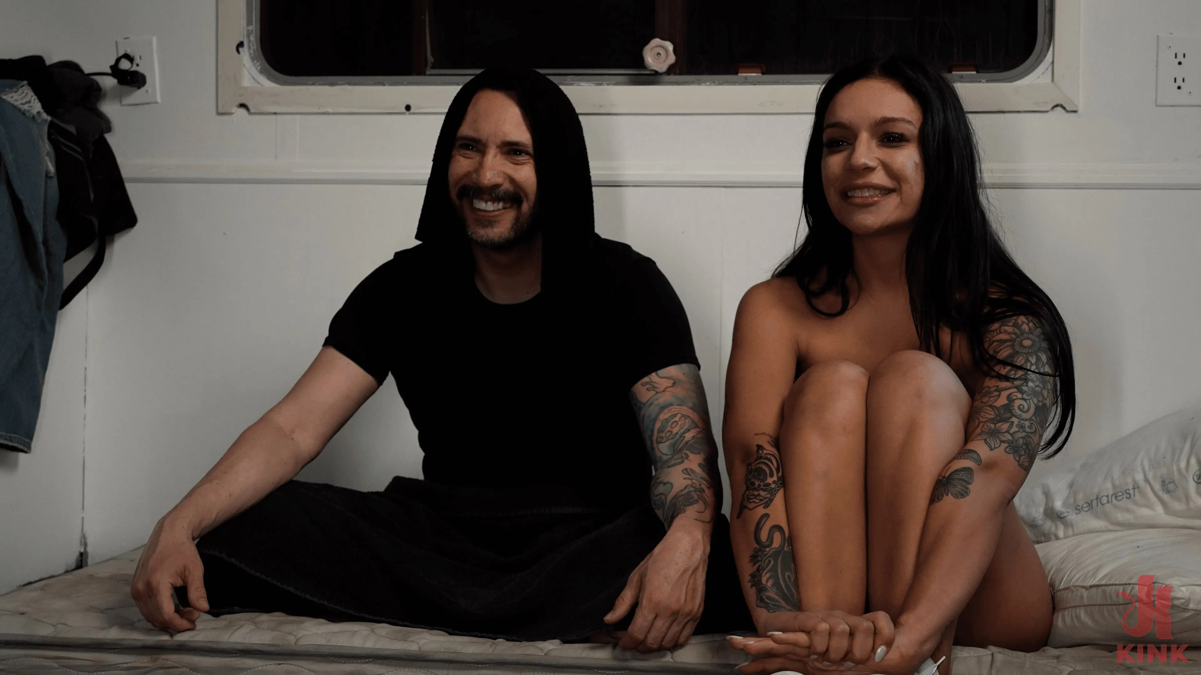 Kink 'En busca de problemas: April Olsen y Tommy Pistol' protagonizando April Olsen (foto 1)