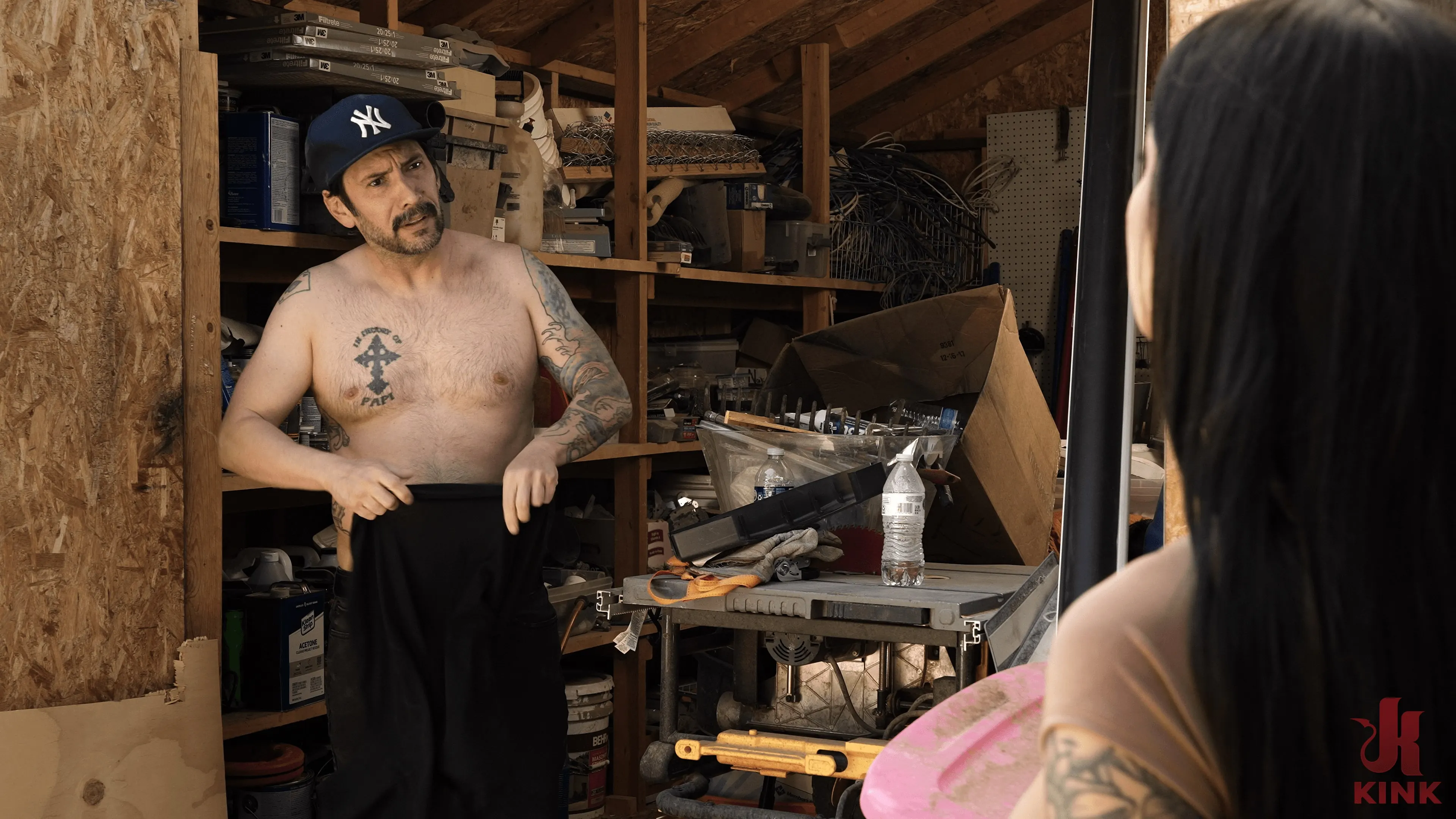 Kink 'En busca de problemas: April Olsen y Tommy Pistol' protagonizando April Olsen (foto 3)