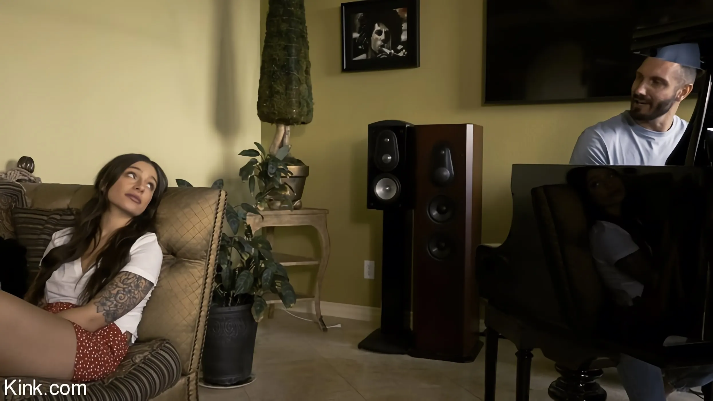 Kink 'Amor contaminado, episodio 3: Gamer Incubus' protagonizando April Olsen (foto 1)