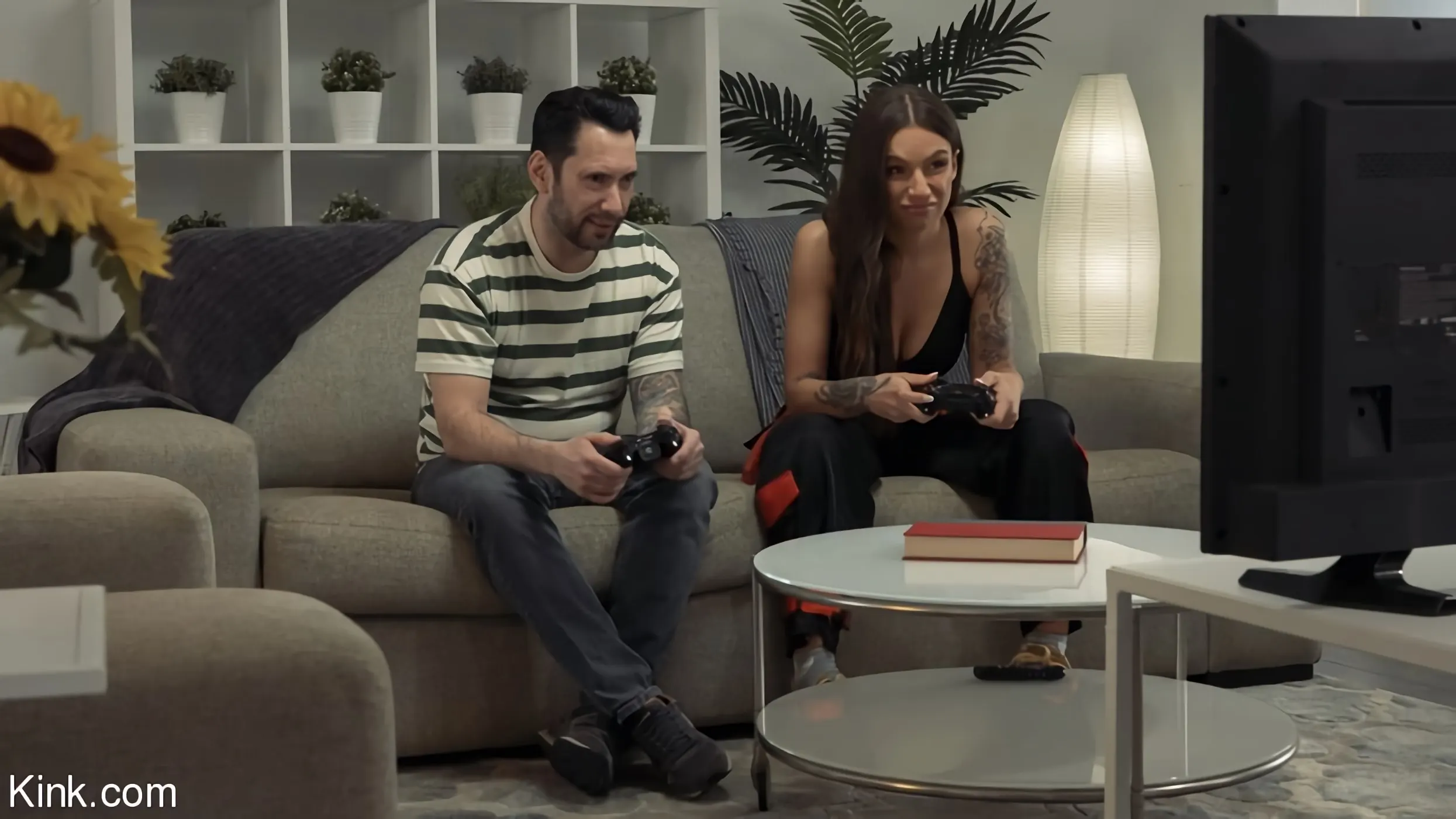 Kink 'Amor contaminado, episodio 3: Gamer Incubus' protagonizando April Olsen (foto 4)