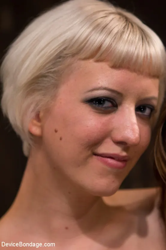 Kink 'Follada por el culo con una máquina, follada por el culo con un mazo' protagonizando Ariel X (foto 8)